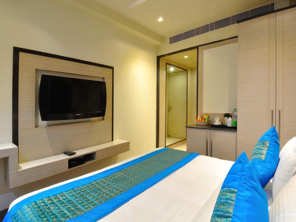Hotel Royal Grand - Opposite Axis Bank East Patel Nagar Ню Делхи Екстериор снимка